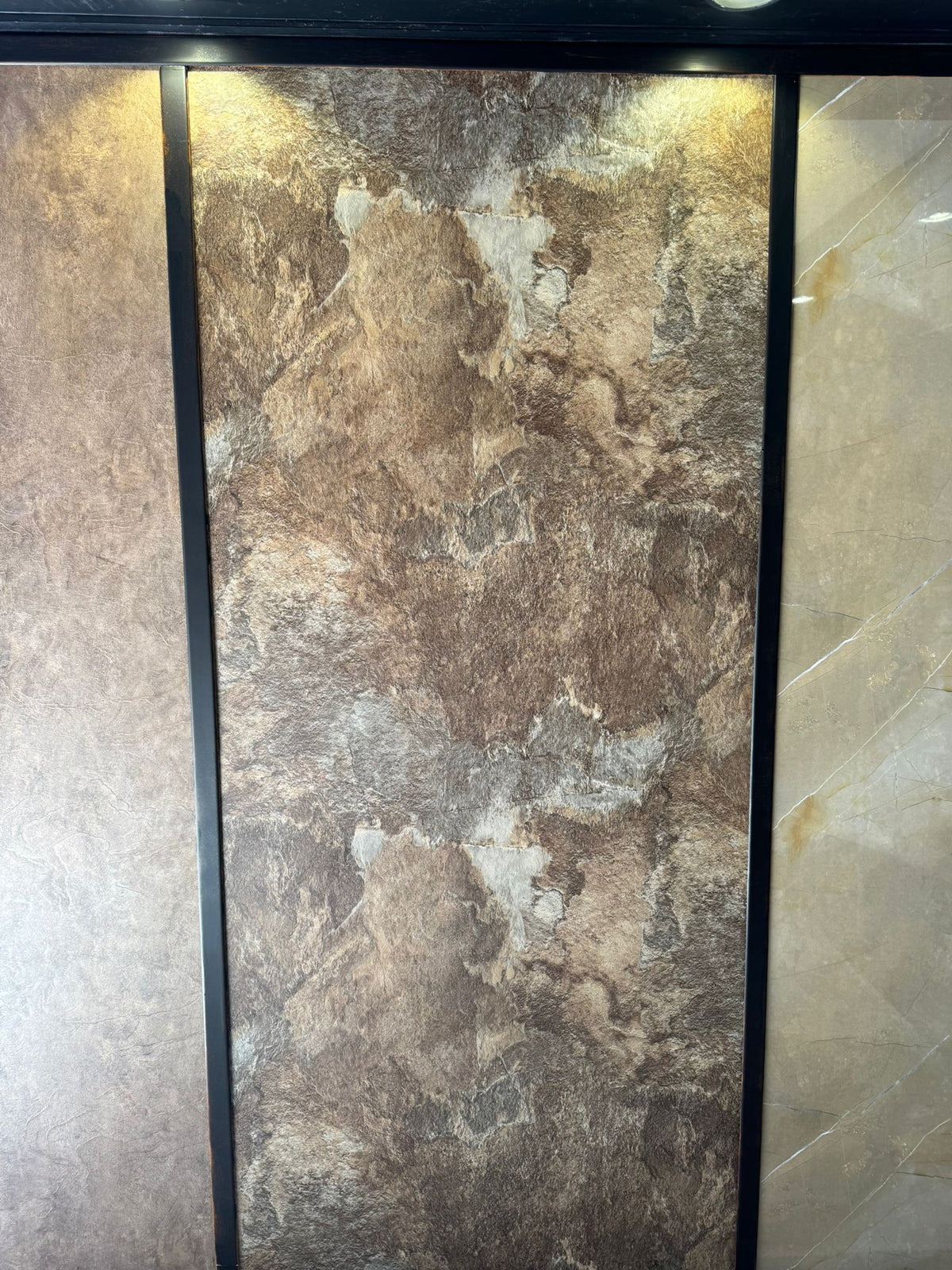 SPC_Wandpaneel_Mocca_Stone_Mat gepresenteerd in een stijlvolle showroomopstelling met moderne badkamerinrichting.