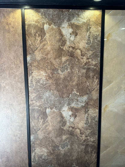 SPC_Wandpaneel_Mocca_Stone_Mat gepresenteerd in een stijlvolle showroomopstelling met moderne badkamerinrichting.