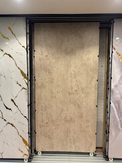 Groot beige betonlook SPC wandpaneel in showroomopstelling, gemonteerd in railsysteem en geschikt voor moderne wandafwerking