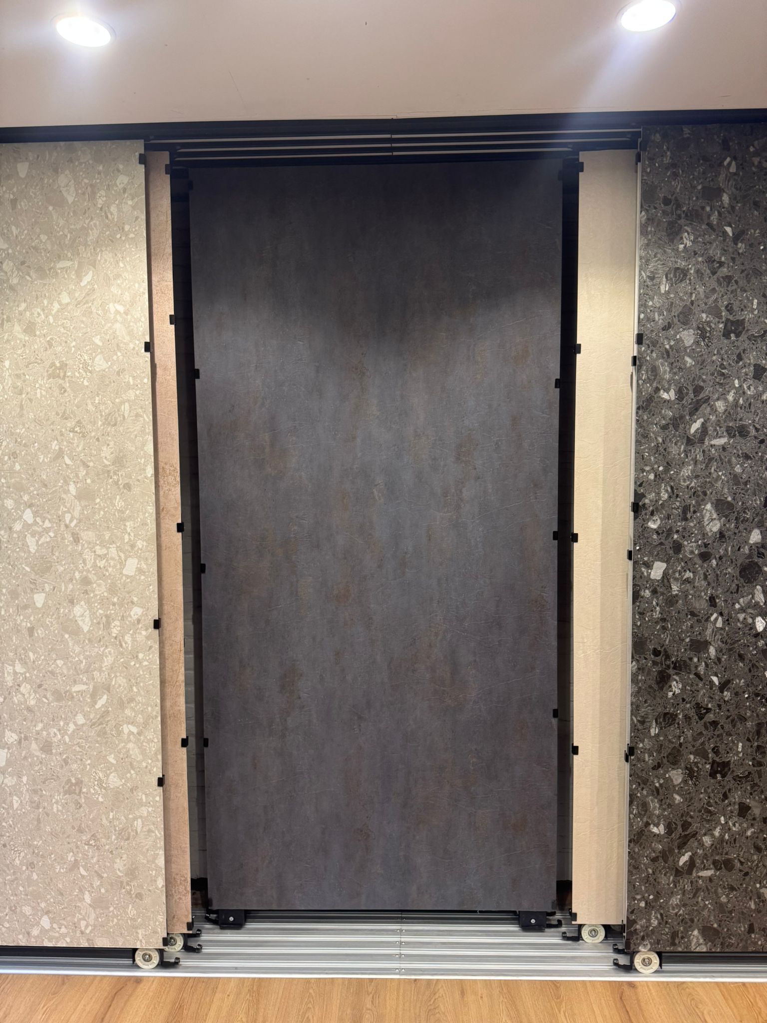 SPC wandpaneel cemento grafiet mat op showroom display