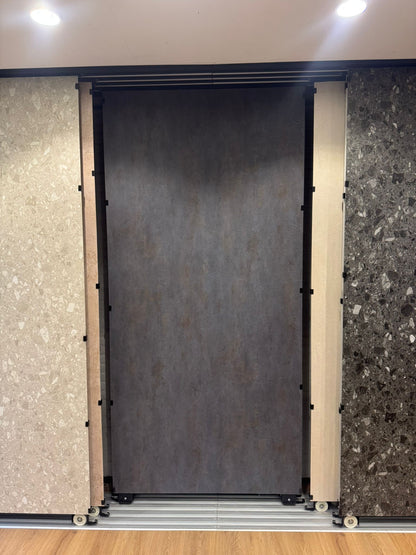 SPC wandpaneel cemento grafiet mat op showroom display