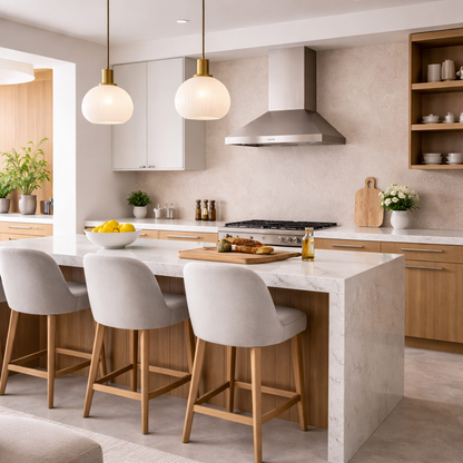 SPC wandpaneel licht beige mat als achterwand in lichte keuken met marmeren kookeiland en houten kastjes