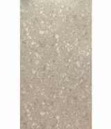 Beige terrazzo SPC wandpaneel met lichte steenkorrels en matte afwerking geschikt voor badkamer en interieur
