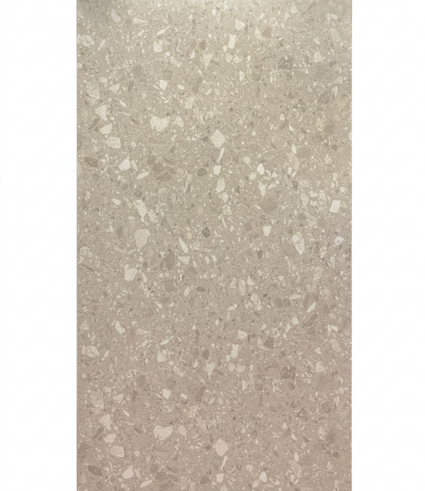 Beige terrazzo SPC wandpaneel met lichte steenkorrels en matte afwerking geschikt voor badkamer en interieur
