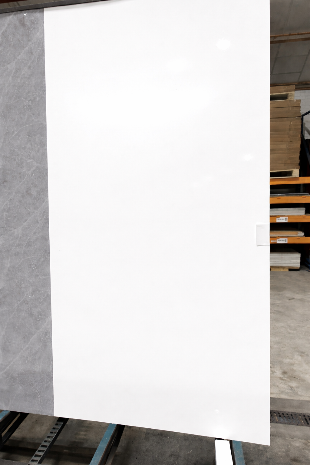 SPC wandpaneel puur wit mat op display in magazijn