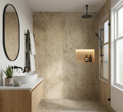 Moderne badkamer met beige betonlook SPC wandpanelen, inloopdouche met zwarte regendouche en stijlvolle wastafelmeubel met ronde spiegel