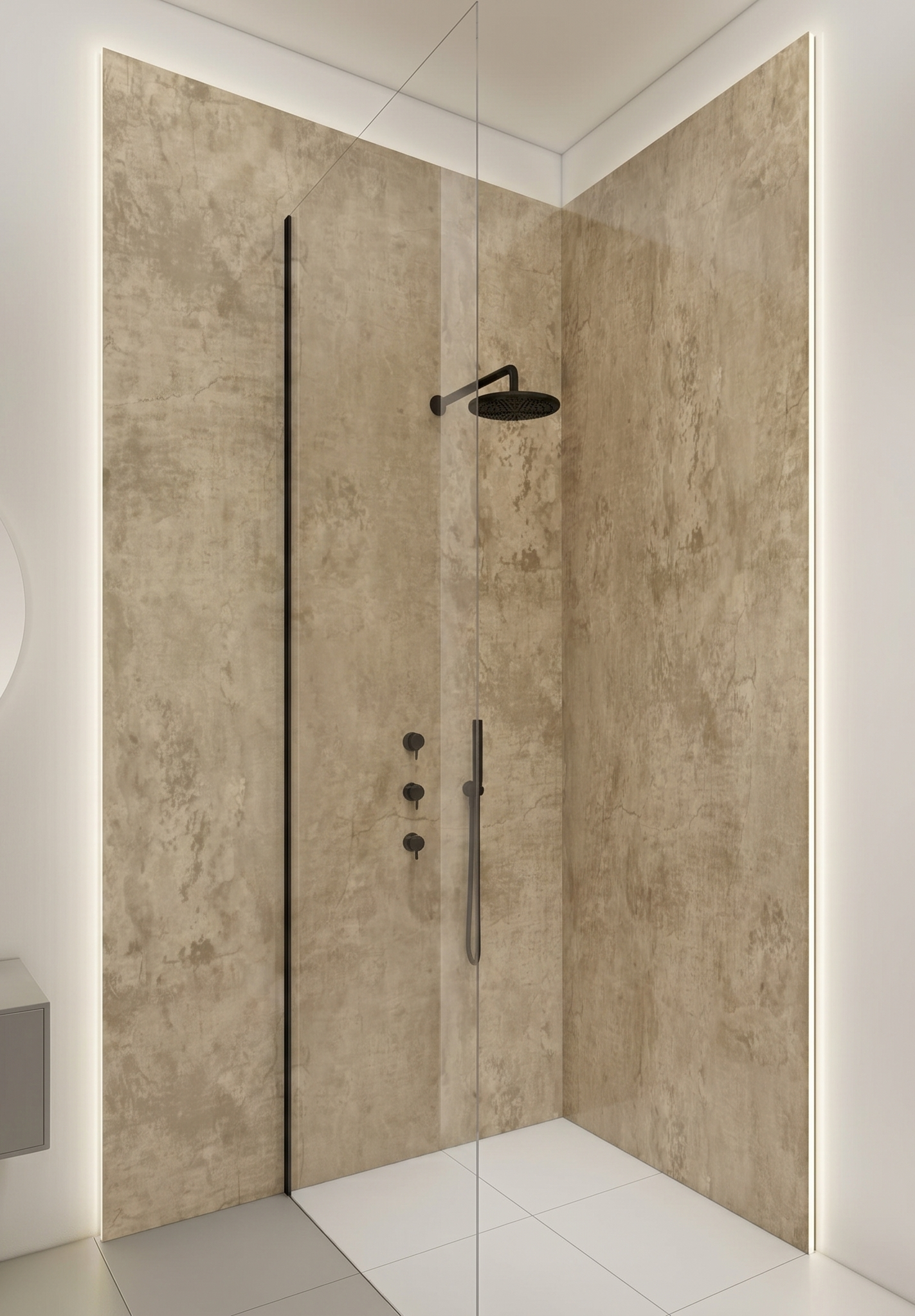 Minimalistische inloopdouche met beige betonlook SPC wandpanelen en zwarte regendouche voor een moderne en strakke badkamer uitstraling