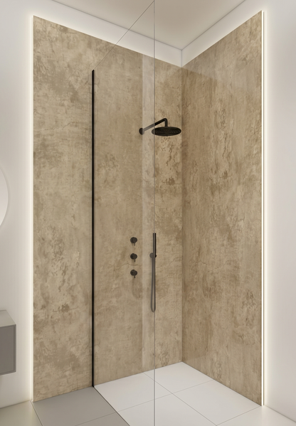 Minimalistische inloopdouche met beige betonlook SPC wandpanelen en zwarte regendouche voor een moderne en strakke badkamer uitstraling