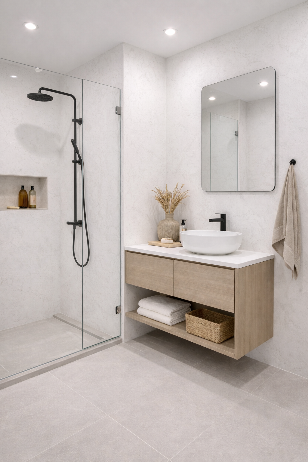 Moderne badkamer met Snowwhite SPC wandpanelen, inloopdouche met zwarte regendouche en houten wastafelmeubel voor een frisse en lichte uitstraling