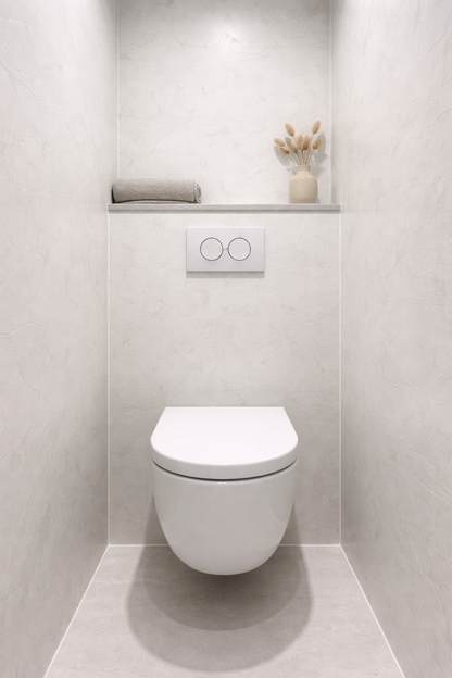 Minimalistisch toilet met Snowwhite SPC wandpanelen, zwevend toilet en subtiele nis met decoratie voor een frisse en moderne uitstraling